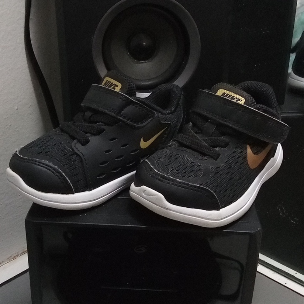 Kids Nikes. Size 5c blank and gold
